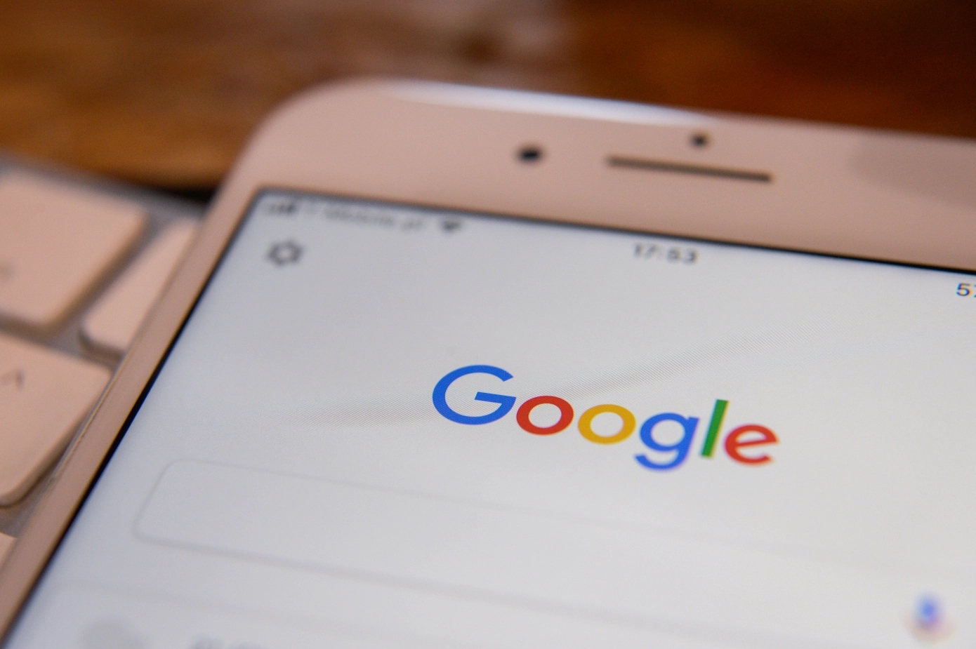 グーグルがAIの進化を「個人の危機」の検出と検索結果の安全に役立てる