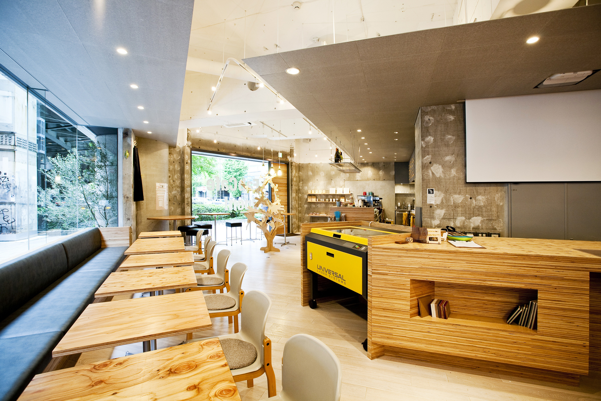 東京・渋谷にあるFabCafe。中央の黄色い箱のような機材がレーザーカッター