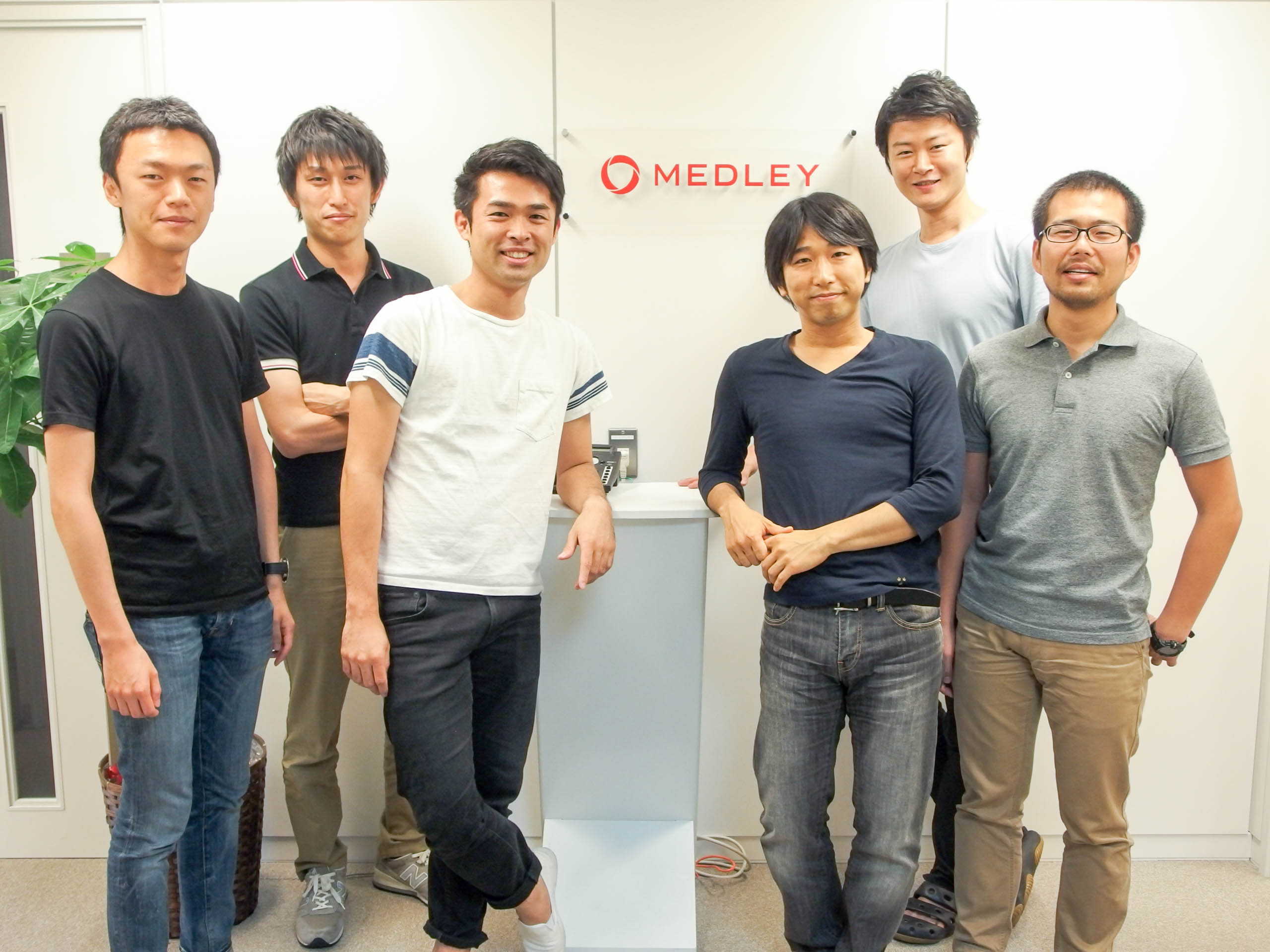 メドレーのメンバーら。左から3番目が代表取締役医師の豊田剛一郎氏、5番目が代表取締役の瀧口浩平氏