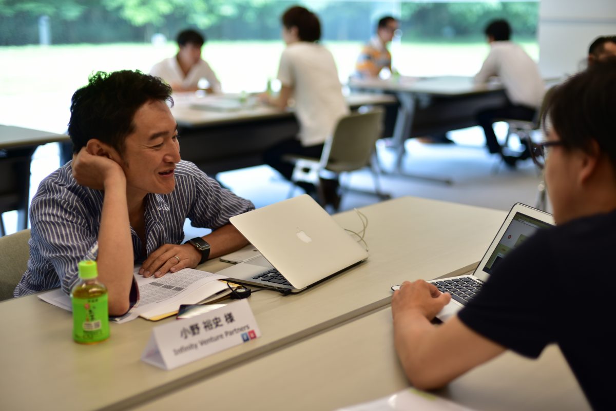 メンタリングの様子。テーブルごとに議論をする