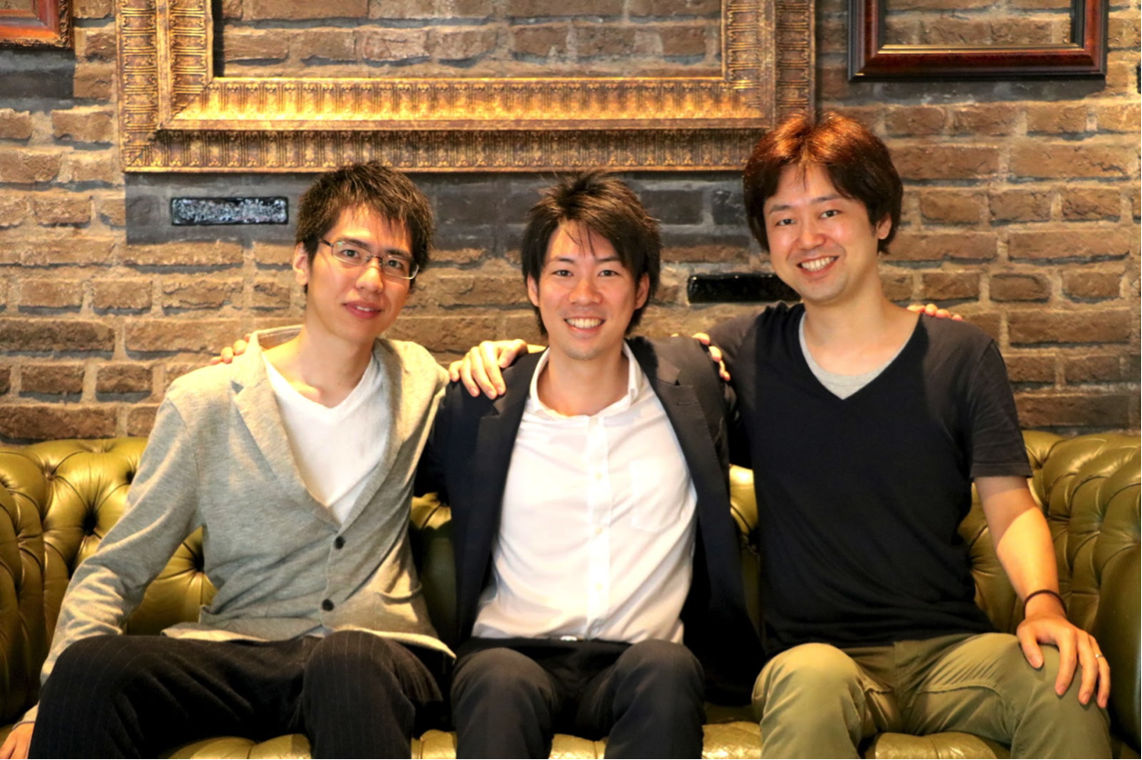左からCombinatorの中森恭平氏、代表取締役の清水巧氏、技術顧問の加瀬正喜氏