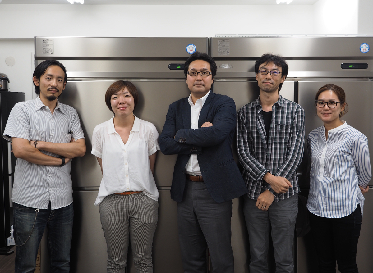 プラネット・テーブルのメンバーら。中央が代表取締役の菊池紳氏