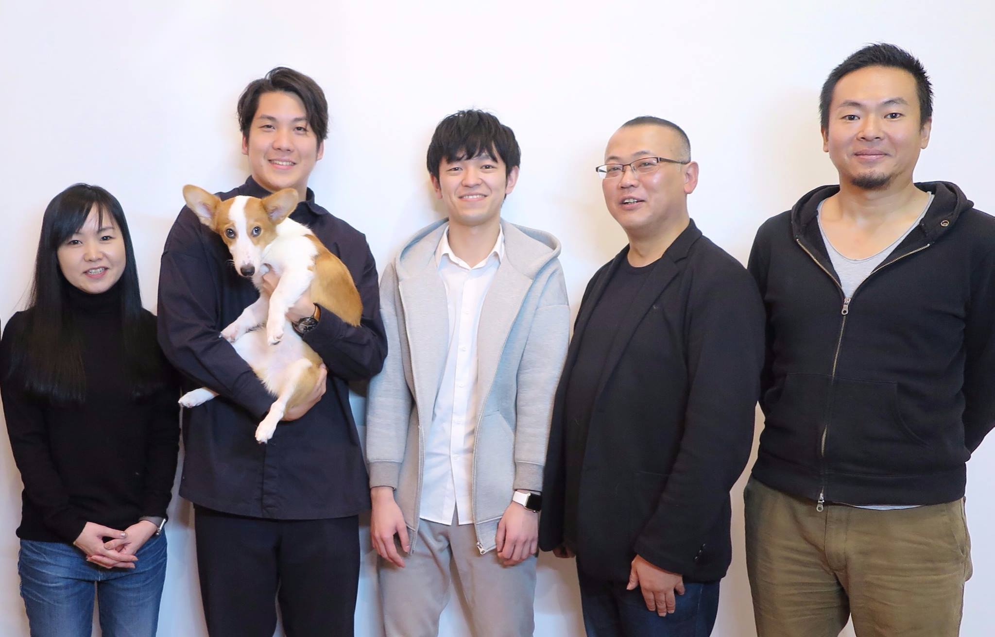 左からエウレカ共同創業者 取締役副社長COO兼CFOの西川順氏、シロップ共同創業者兼代表取締役の大久保泰介氏（と社員犬のコルク）、シロップ共同創業者兼CTOの市川俊介氏、iSGSインベストメントワークスの五嶋一人氏、サイバーエージェント・ベンチャーズの竹川祐也氏