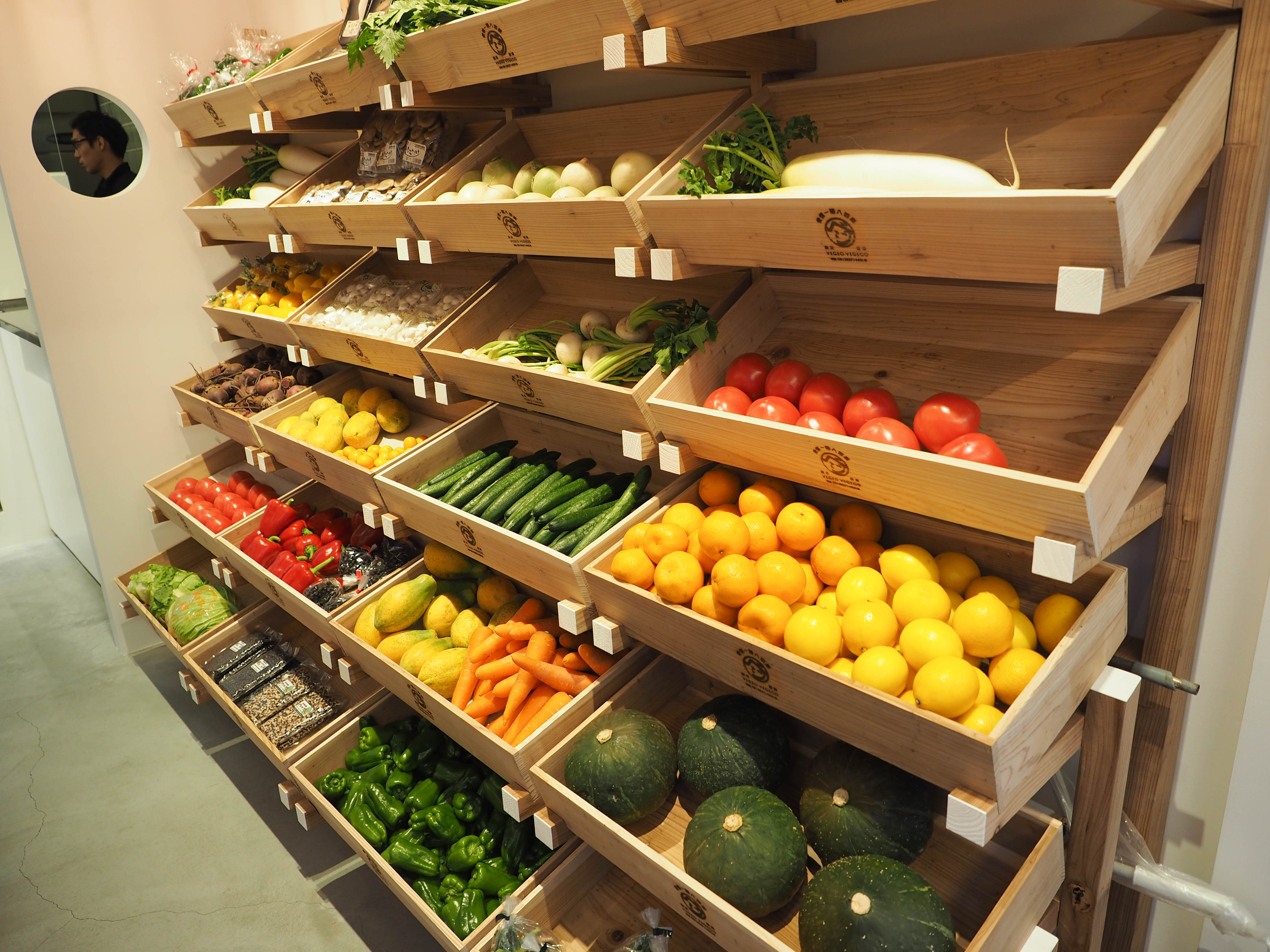 VEGEO VEGECO 根津の店内に並ぶ野菜