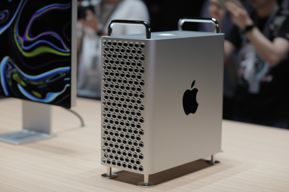 挑戦者求む★超美品★正規品Apple Mac Pro カスタム多数　1オーナー品 ゴミ箱からチーズおろし器へ、新型Mac Proはモジュール化により拡張性