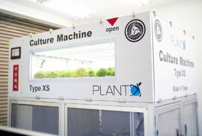 Culture Machineの小型装置「Type XS」。サイズは1.8×2.0×1.6mで、植物の栽培環境の条件の研究開発を小回りよく進める際に最適