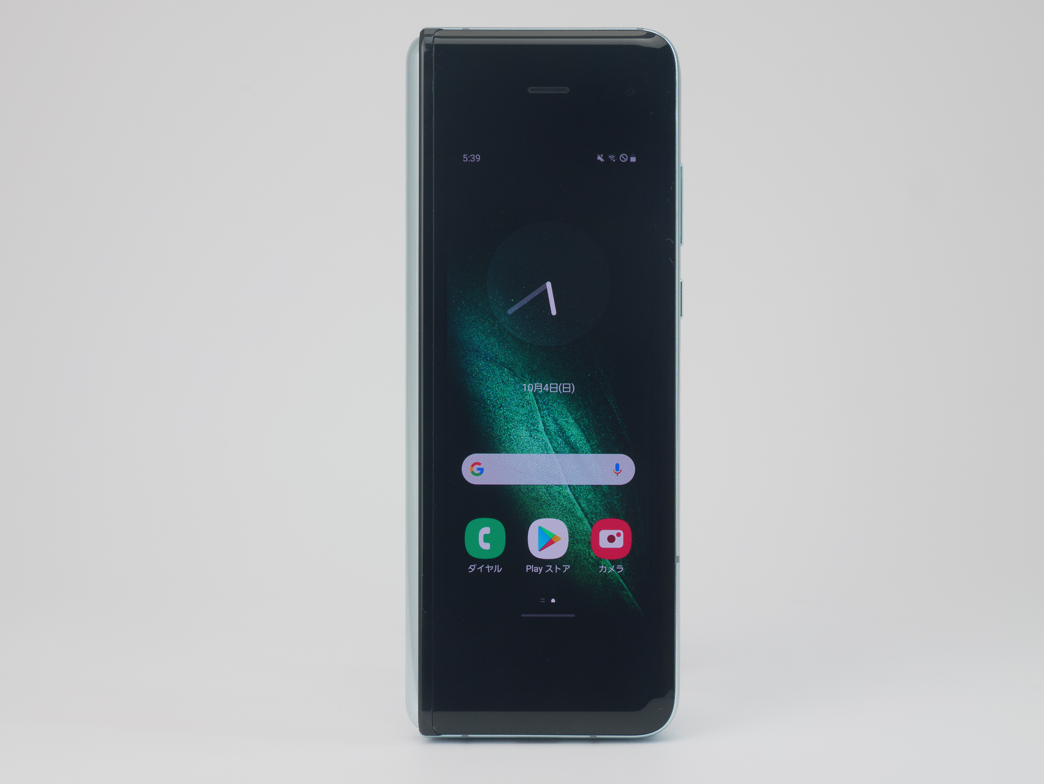 閉じた状態。ちょっと画面の小さいスマートフォン