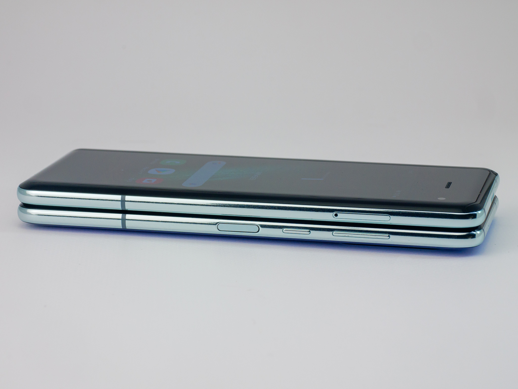 閉じた状態だと、約15.7mm（最厚部17.1mm）と当然2倍の厚さになる