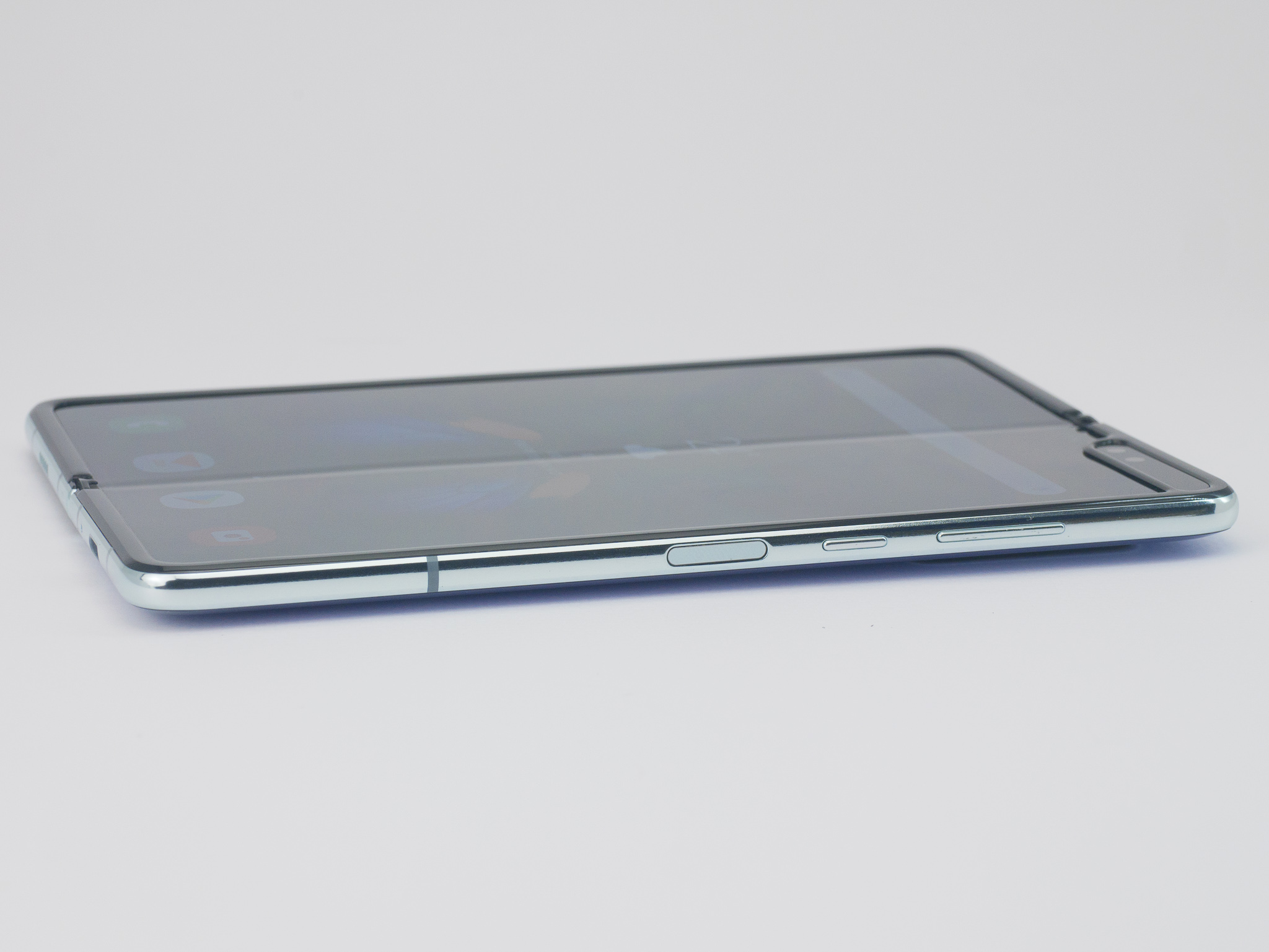 タブレットにすれば一般的な厚み。側面には音量ボタン、電源ボタン、指紋センサーが並ぶ