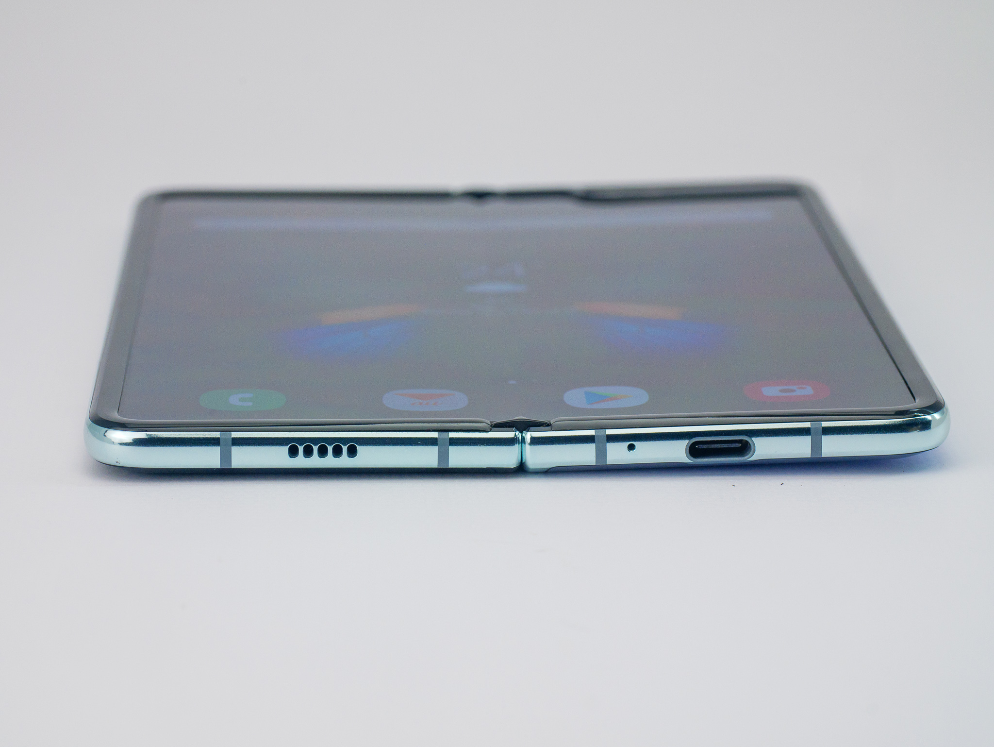 やや内側に反ったデザインとなっており、中央の折り目は角度によっては目立つし、触るとへこみも感じるが、使っていて致命的な問題には感じない