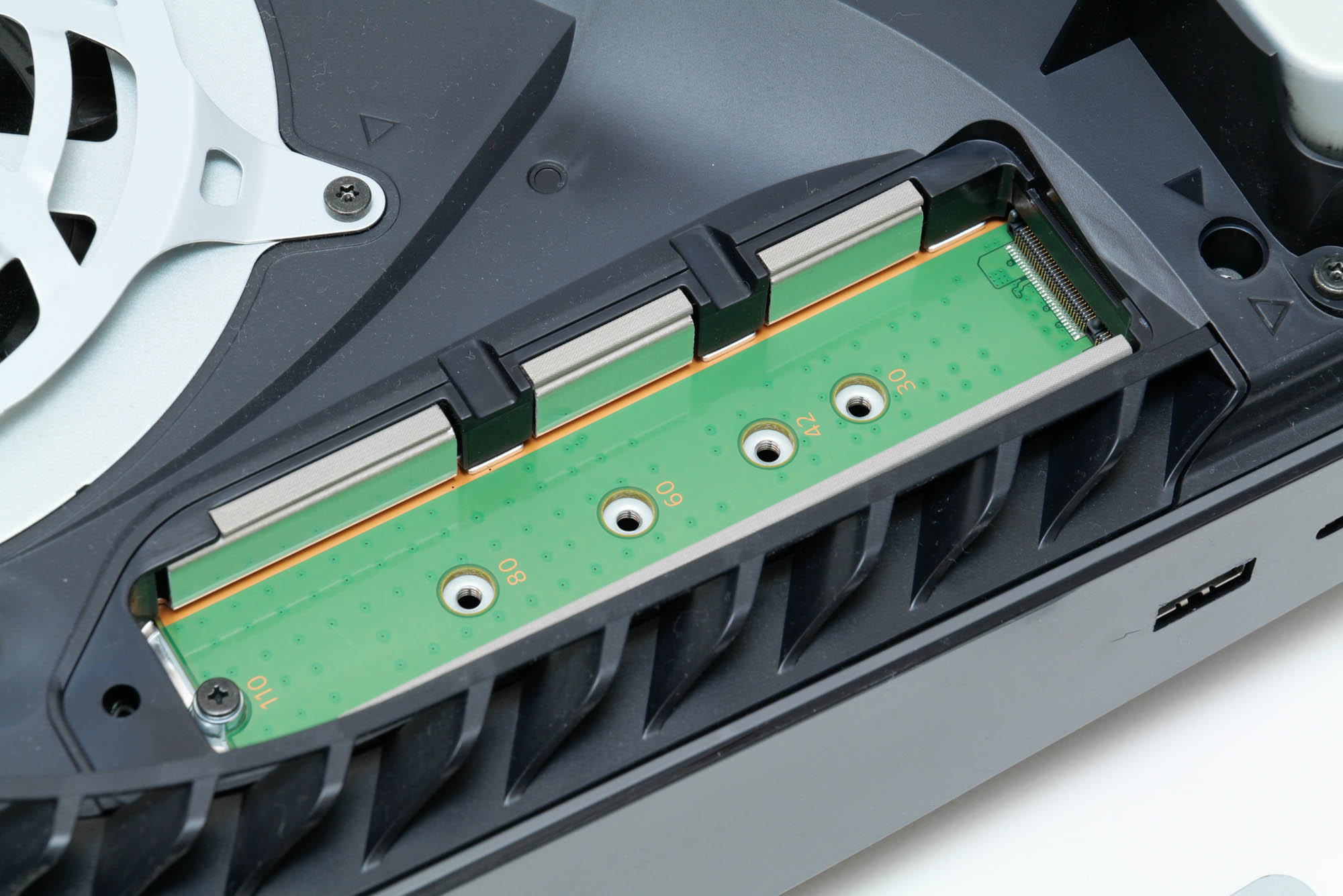 PS5の拡張スロットにはPCIe 4.0対応NVMe SSDを装着可能