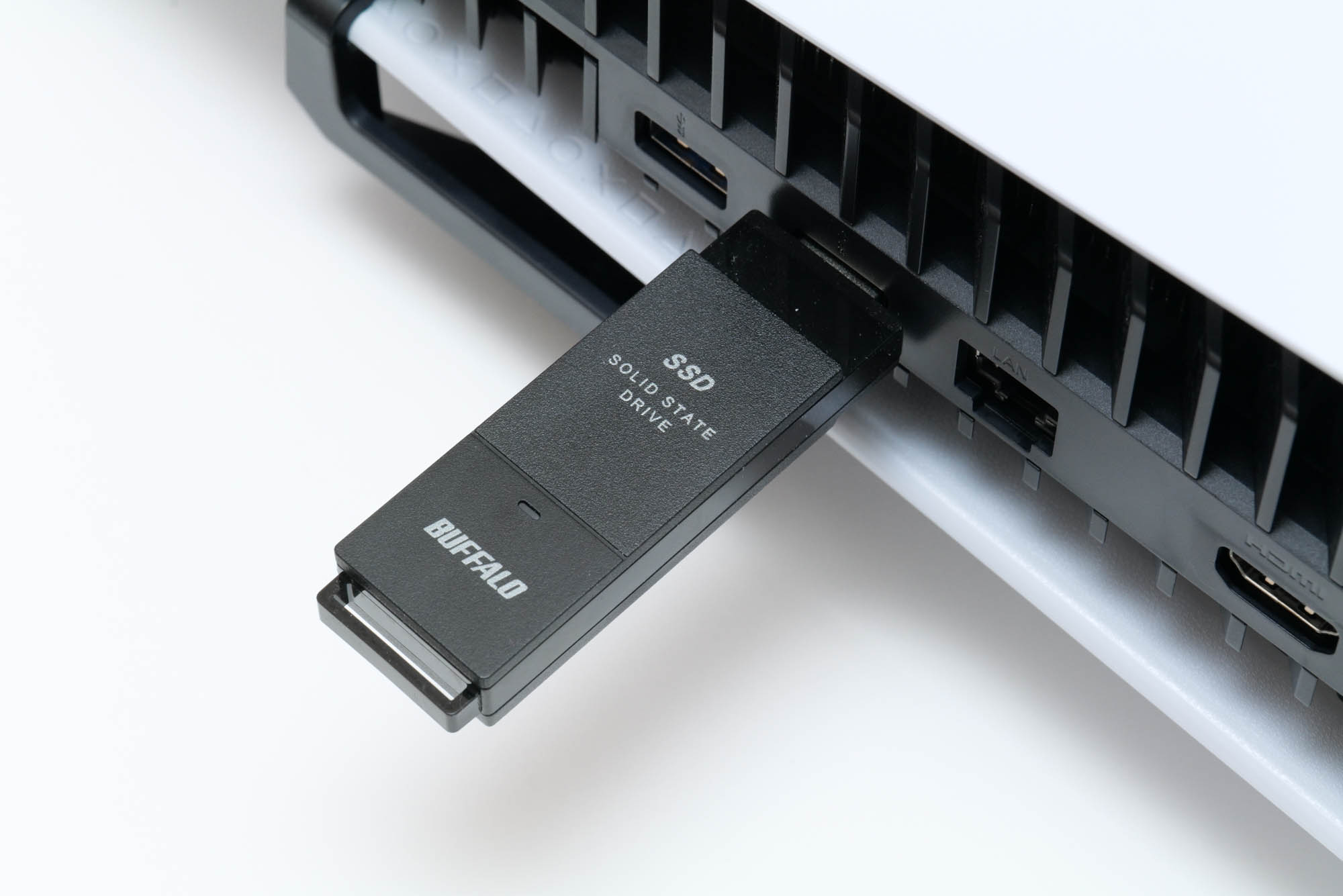筆者が現在使用しているバッファローのスティック型SSD「SSD-PUTAシリーズ」。ケーブルがないぶんコンパクトに装着できる
