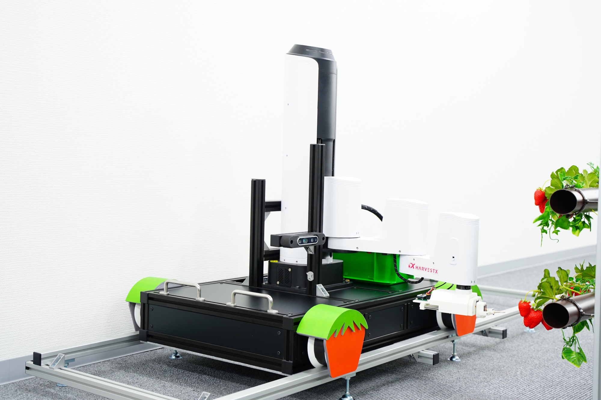HarvestXが開発するいちごの自動栽培ロボットの自動授粉・収穫実証試験機「XV1」。デプスカメラとHarvestXが開発した画像処理アルゴリズムを用いて花と果実の認識を行い、特許出願中の専用アタッチメントで授粉と収穫を行う。さらに、初めて採用した自走台車により広い農園内における農作業を実証することを目指している