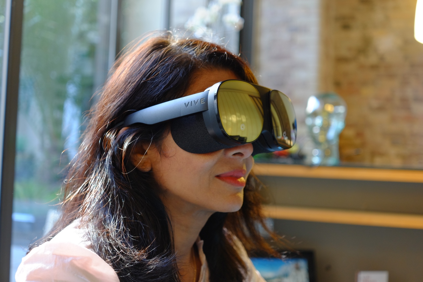 HTCが約5.7万円の小型VRヘッドセット「Vive Flow」発表、バッテリーの 