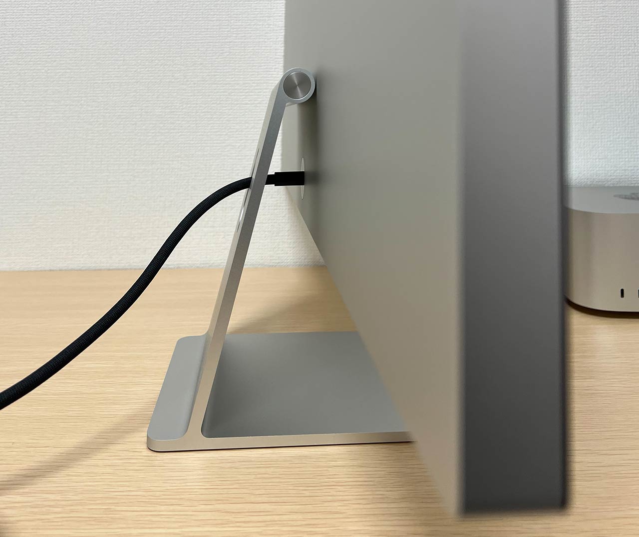本体を横から。電源は本体中央につながる