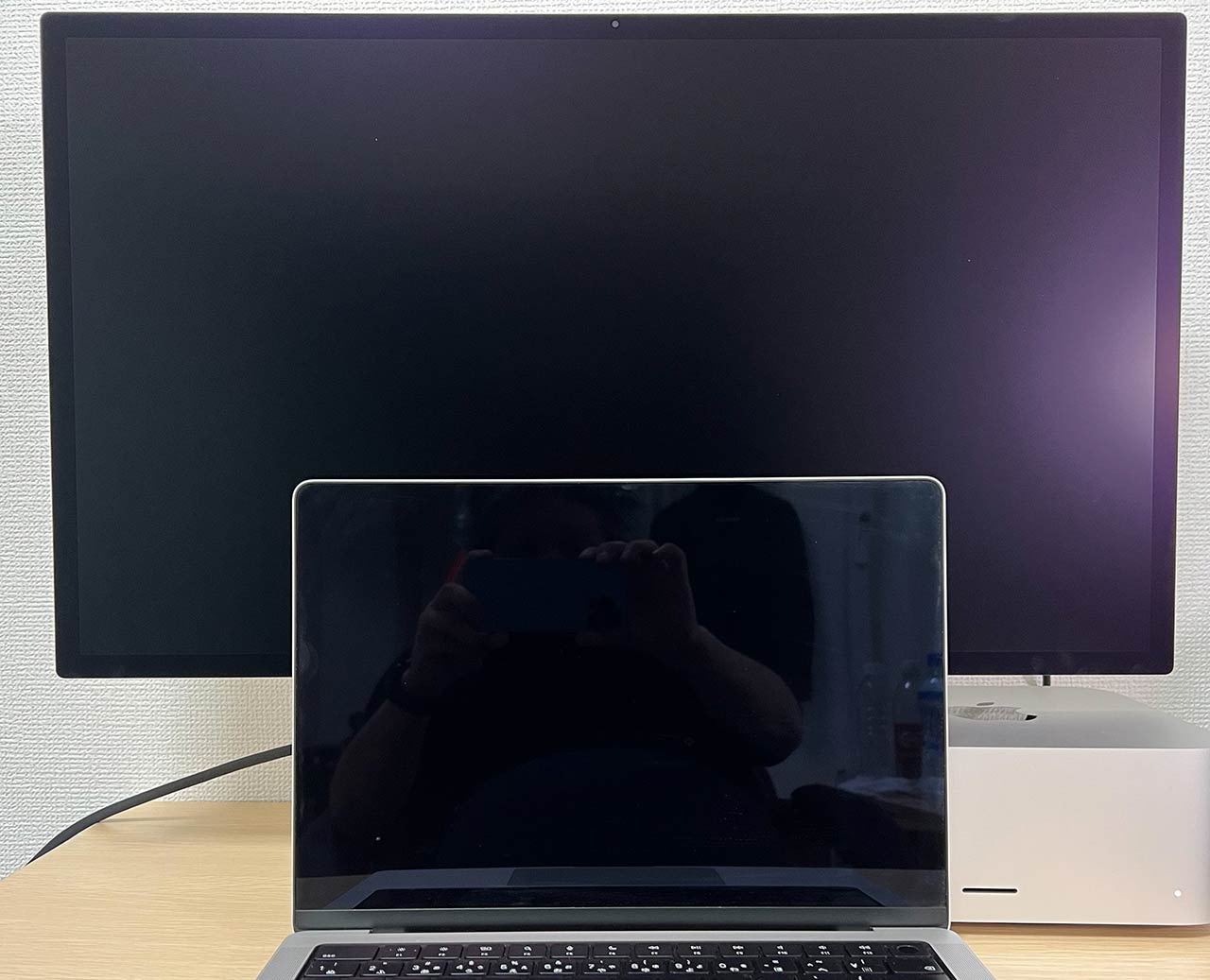 MacBook Pro 14インチと並べて。光沢仕上げのMacBook Proとは、映り込みの状況が全く違う