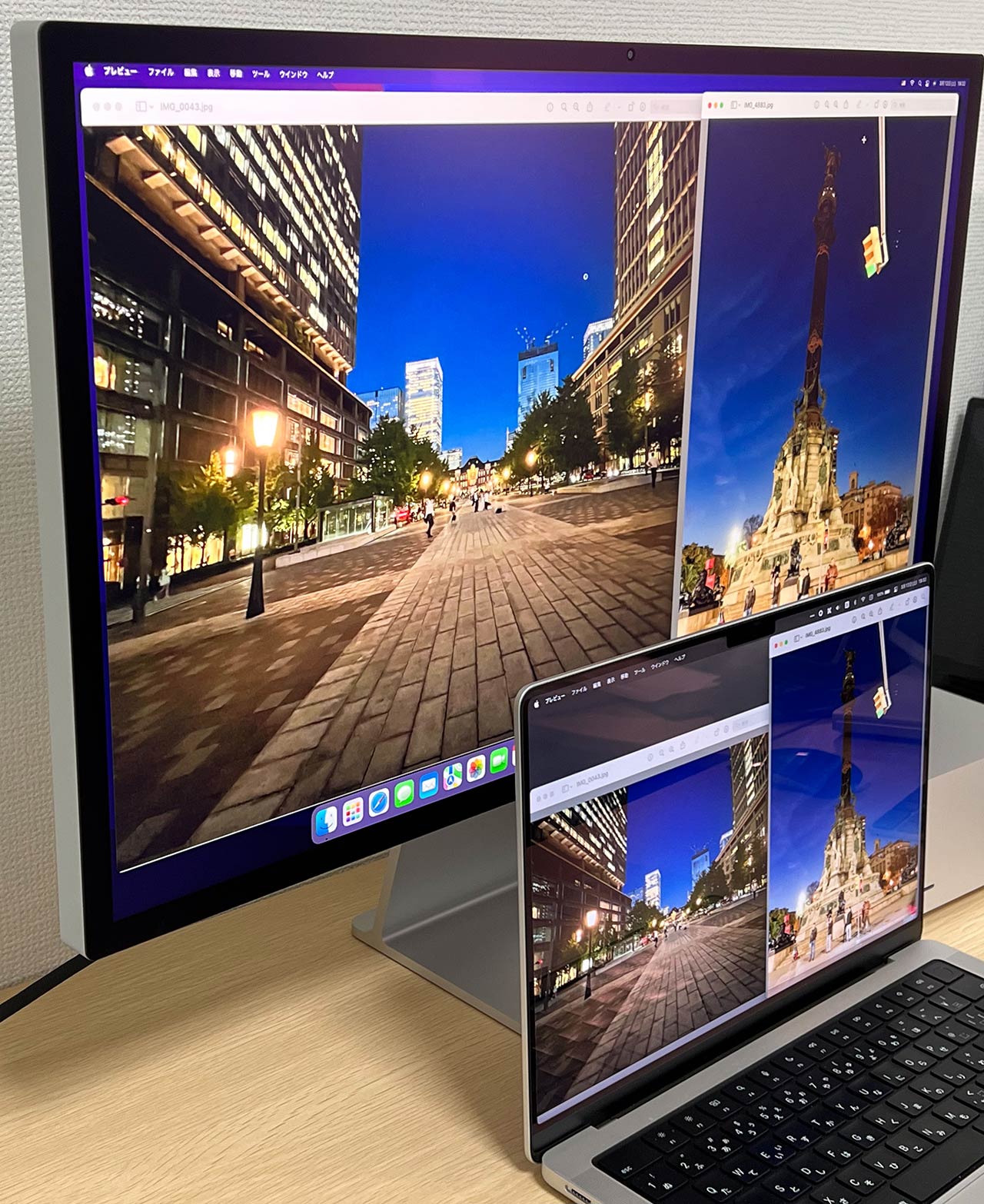 画面を表示した上で、斜めから。Studio Displayは映り込みなくすっきり見えるが、MacBook Proだとそうはいかない