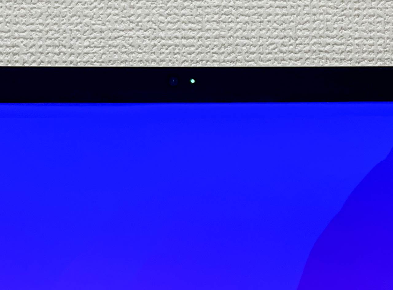 上部中央には12メガピクセルのカメラとマイクが。ノッチはない