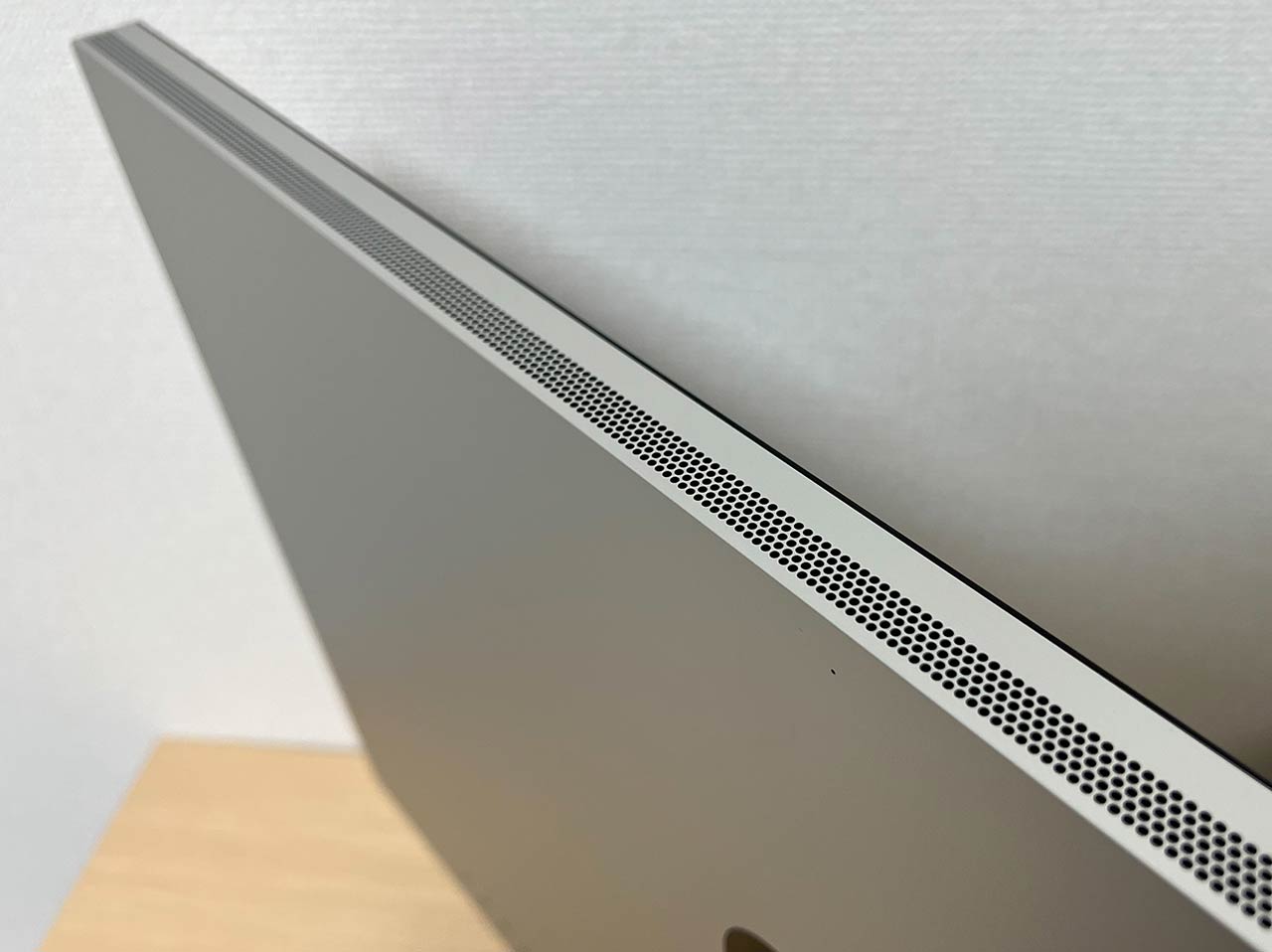 上部・下部にはスピーカーのための穴が。音はかなり良い