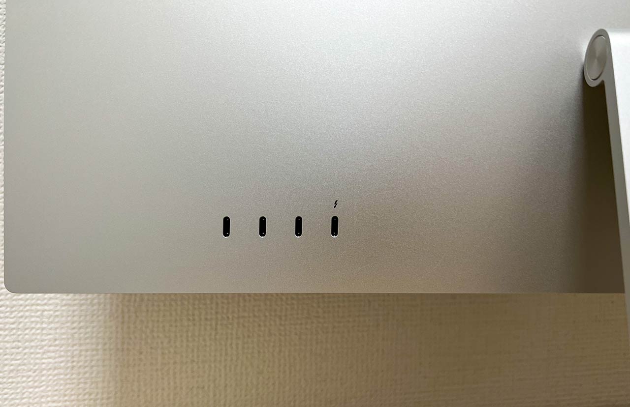 3つのUSB Type-C端子と、Thunberbolt 4端子がある。ディスプレイに接続するときにはThunberbolt 4端子を使うので、1入力になる